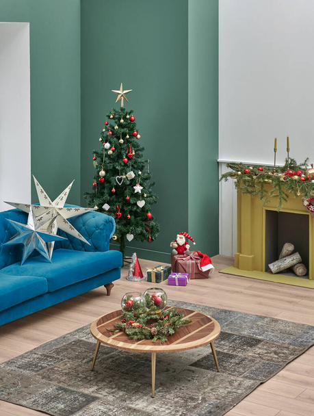 Yeşil ve beyaz duvar odası mutlu yeni yıl konsepti, Noel ağacı aksesuar hediye kutusu halı tasarımı ve sarı şömine tarzı. - Fotoğraf, Görsel
