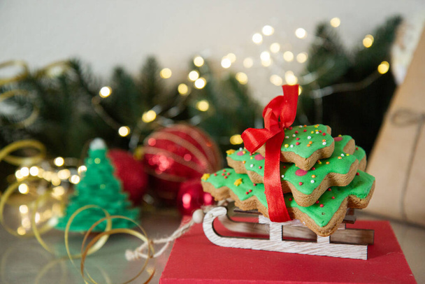 Lebkuchen-Weihnachtsbäume auf einem Holzschlitten - Foto, Bild