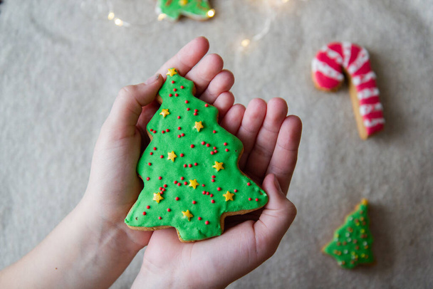 gingerbread Christmas tree in children's hands - Valokuva, kuva