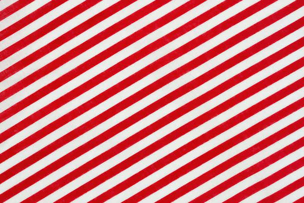 Fondo de vacaciones de material de rayas diagonales rojas y blancas para su mensaje de invierno o estacional - Foto, Imagen