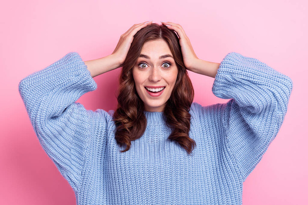 Portrait photo of young crazy surprised woman wear blue warm knitted jumper touch head unexpected good news isolated on pink color background. - Foto, Imagen