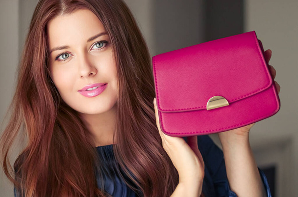 Мода і аксесуари, щаслива красива жінка тримає маленьку рожеву сумочку з золотими деталями як стильний аксесуар і концепція розкішних покупок
 - Фото, зображення