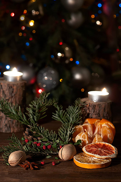 New Year's Christmas dark still life. Christmas tree lights and ingredients for mulled wine. Selective focus, dark photo. - Valokuva, kuva