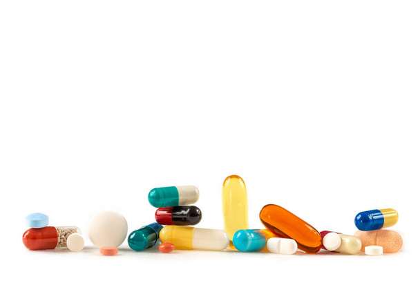 Ποικιλομορφία των φαρμάκων με τη μορφή καψουλών ευθυγραμμισμένων και επαγόμενων σε λευκό φόντο. - Φωτογραφία, εικόνα