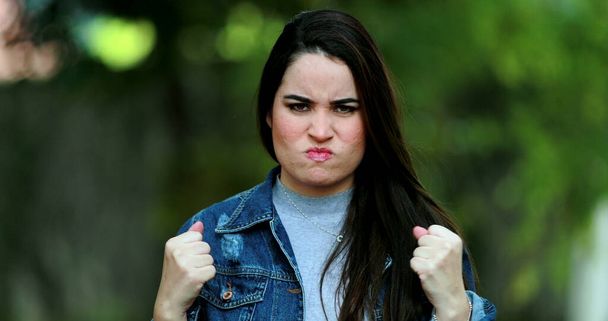 Rozzlobený otrávený mladý žena pocit frustrace - Fotografie, Obrázek