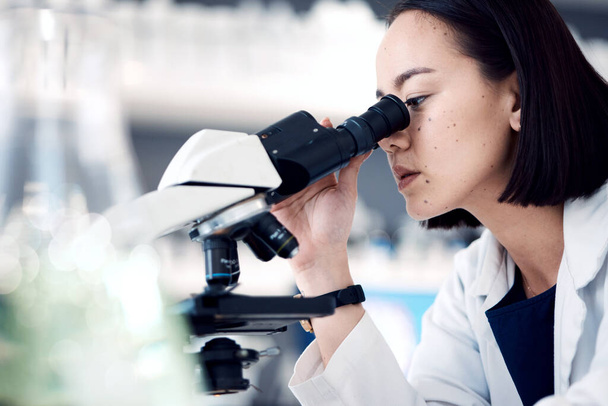 Mikroskop, bilim adamı ya da kadın, araştırma, tıbbi tedavi ya da laboratuardaki örnek verilerini kontrol edin. Yenilik için Asyalı kadın, araştırmacı veya çalışan analiz sonuçları, bilimsel yöntem veya laboratuvar ekipmanları. - Fotoğraf, Görsel