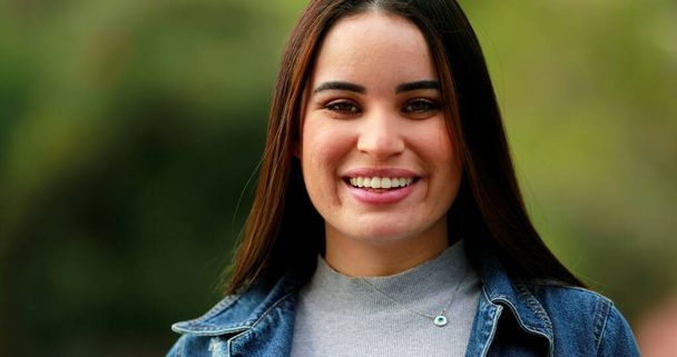 Millennial meninas rosto retrato, mulher feliz close-up rosto sorriso 20s - Foto, Imagem