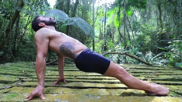 Hombre atlético entrenando Yoga al aire libre - Imágenes, Vídeo