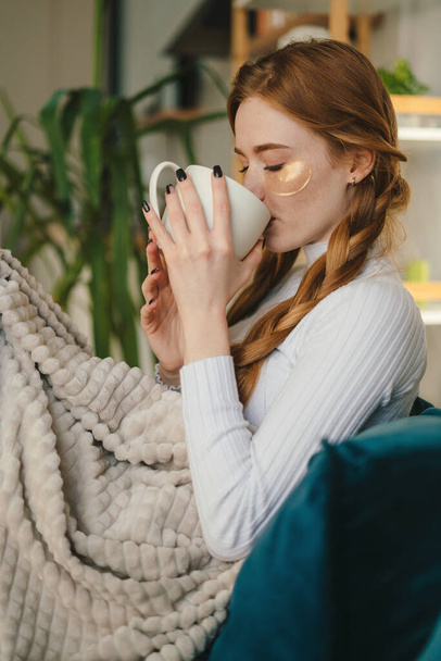 Портрет веселої красивої красивої жінки, що розслабляється, п'є чашку гарячої кави, насолоджуючись відпусткою вранці вдома. Затишні домашні вихідні. холодна зима
 - Фото, зображення