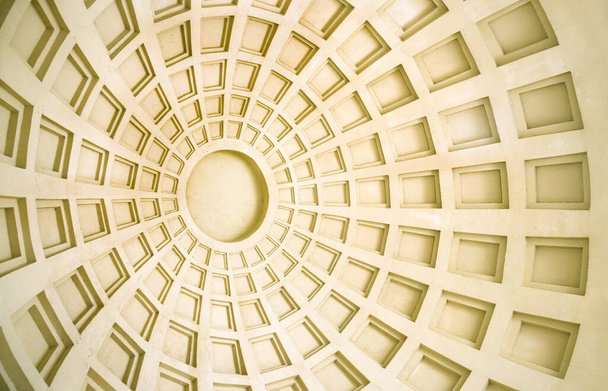 Vue de l'intérieur du dôme avec un ornement de formes géométriques, décoration intérieure moderne - Photo, image