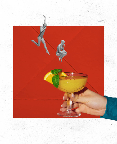 Koláž současného umění. Štíhlé dívky v retro plavkách skáčou do skla s koktejlem přes bílo-červené pozadí s geomertickým tvarem. Surrealismus, letní nálada, dovolená - Fotografie, Obrázek