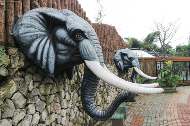 Памятник слону в зоопарке - Фото, изображение