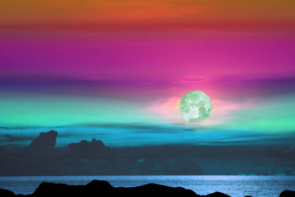grüner Mond und Baum auf dem Silhouettenberg am Sonnenuntergangshimmel, Elemente dieses Bildes von der NASA - Foto, Bild