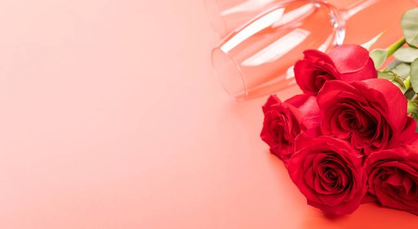 Walentynki z kieliszkami do szampana i kwiatami róż. Na czerwonym tle z miejscem na pozdrowienia - Zdjęcie, obraz