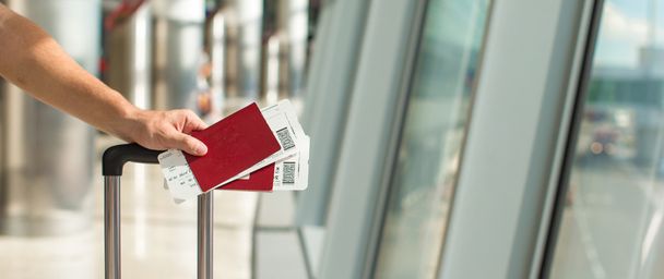 Closeup paspoorten en boarding pass op de luchthaven van binnen - Foto, afbeelding