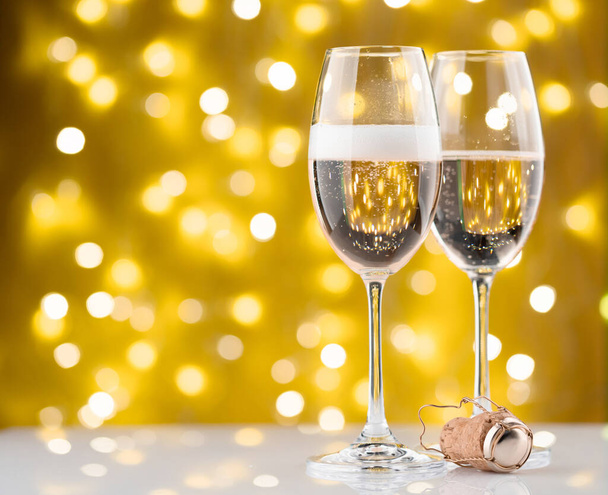 Бокалы для шампанского перед рождественскими огнями - Фото, изображение