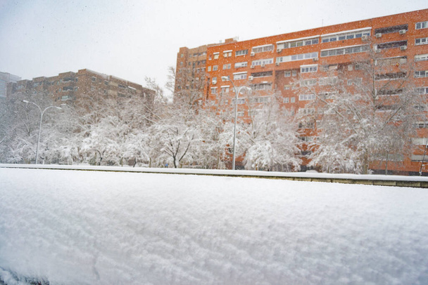 Сніг. Зима. Вулиці вкриті білою ковдрою снігу, яка покриває всі елементи, які знаходяться на вулиці. Холодна концепція. Зимова концепція. Зима 2022 року. фотографії
. - Фото, зображення