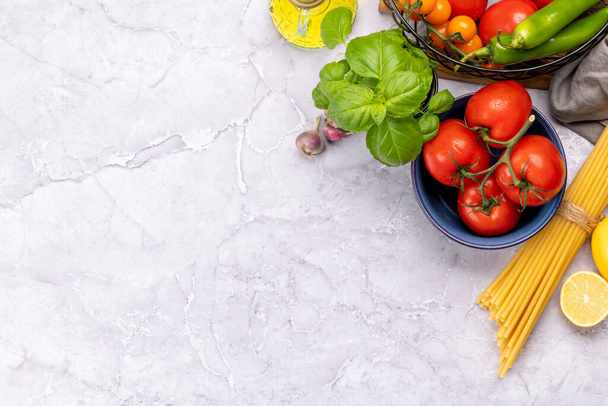 Ingredientes para cozinhar. Cozinha italiana. Massas, tomates, manjericão. Flat lay com espaço de cópia - Foto, Imagem