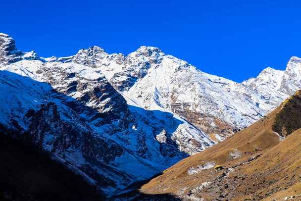 Треккинг снежных гор в горах Базовый лагерь Апи в Гималаях, Дарчула, Непал - Фото, изображение