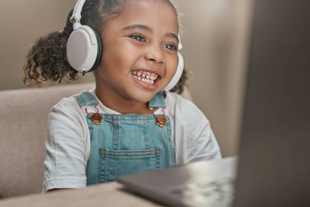 Koulutus, oppiminen ja kannettava tietokone, jossa on tyttö ja kuulokkeet videopuheluihin, tietoon ja kotiopetukseen. Virtual luokkahuoneessa, verkkokursseja ja kauko lapsi opiskelija kuuntelee opettajaa oppituntia. - Valokuva, kuva