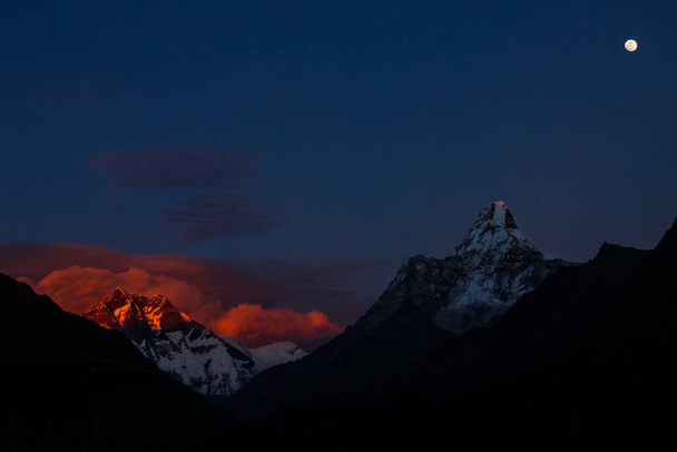Sonnenuntergang am Himalaya-Berg Amadablam im Everest Base Camp Trekking, Solukhumbu, Nepal - Foto, Bild