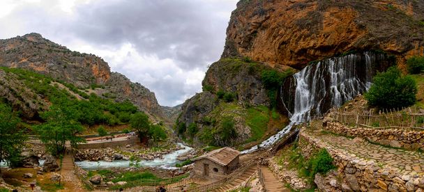 Kapuzbasin vesiputous Kayseri, Turkki. - Valokuva, kuva