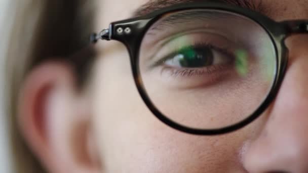 Visione, optometria e macro degli occhi con occhiali sul viso per la salute, il benessere e la vista. Optometrista, percezione e zoom di occhio umano, pupilla e anatomia con lenti cosmetiche da prescrizione. - Filmati, video
