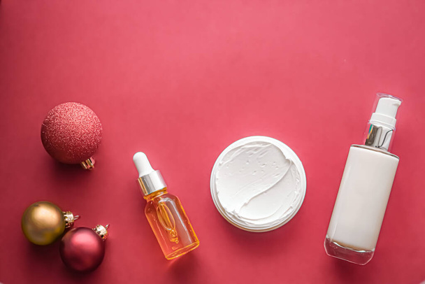 Beauty products and Christmas, luxury skincare, spa and cosmetic hair or body care product flat lay on coral background, wellness cosmetics as holiday gift, online shopping delivery, flatlay. - Foto, Imagem