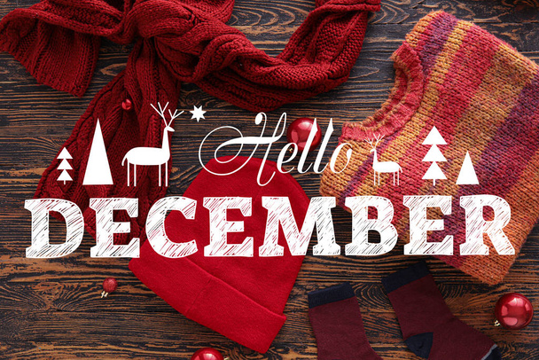 Banner met stijlvolle winterkleding en tekst HELLO DECEMBER - Foto, afbeelding
