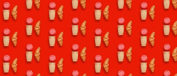 Molte tazze di caffè di carta con croissant su sfondo rosso - Foto, immagini