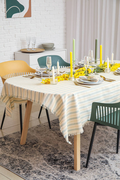 Εορταστικό τραπέζι με όμορφο floral διακόσμηση σε light room - Φωτογραφία, εικόνα