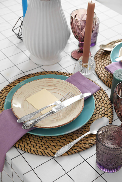 Gyönyörű asztalterítő gyertyákkal és üres kártyával, közelkép - Fotó, kép