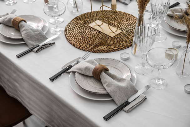 Schöne Tischdekoration mit Servietten und Gläsern im Zimmer - Foto, Bild