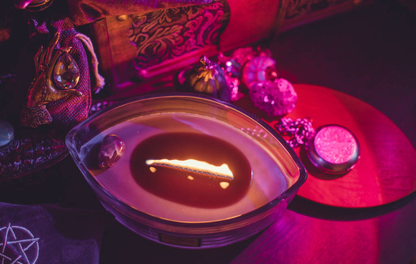 Свечи горят на алтаре, свечи магия, чистая аура и устранение негативной энергии, wicca концепции - Фото, изображение