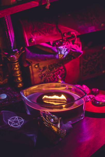 キャンドルは祭壇の上で燃え、魔法をかけ、きれいなオーラを与え、負のエネルギーを除去します。 - 写真・画像