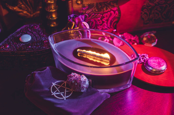 Kerzen brennen auf dem Altar, Kerzen zaubern, saubere Aura und Beseitigung negativer Energie, wicca-Konzept - Foto, Bild