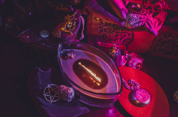 Kerzen brennen auf dem Altar, Kerzen zaubern, saubere Aura und Beseitigung negativer Energie, wicca-Konzept - Foto, Bild