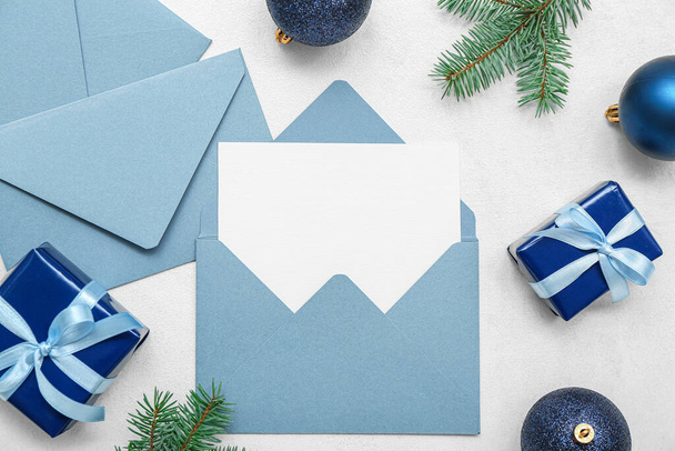 Kirjekuoret tyhjällä kortilla, jouluoksat, pallot ja lahjat valkoisella taustalla - Valokuva, kuva