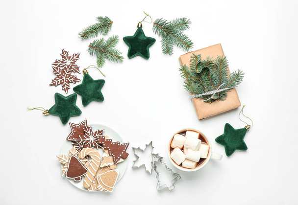 Cadre en décor de Noël, biscuits, cacao et cadeau sur fond blanc - Photo, image