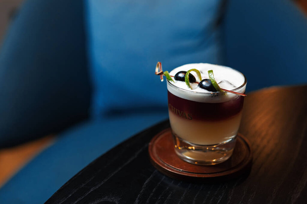 köstlicher alkoholischer altmodischer Cocktail - Foto, Bild