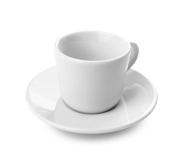 Керамическая чашка с блюдцем на белом фоне - Фото, изображение