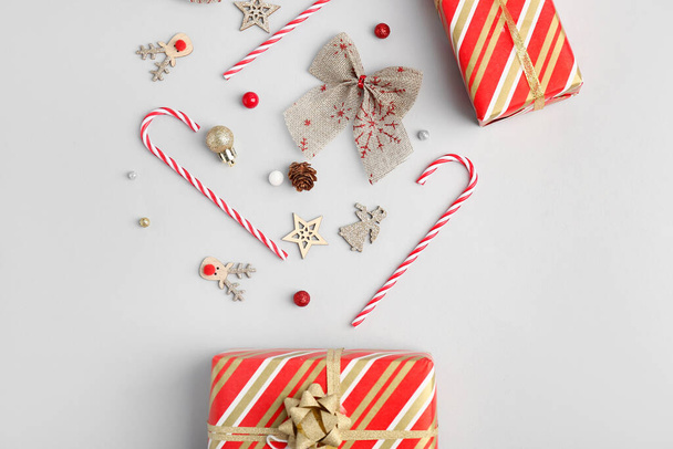 Skladba s dárky, cukrové hole a vánoční dekorace na bílém pozadí - Fotografie, Obrázek
