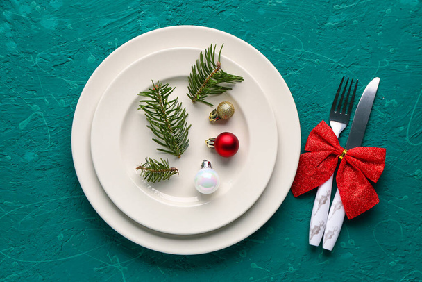 Накрытие стола с рождественскими шарами и елками на зеленом фоне - Фото, изображение
