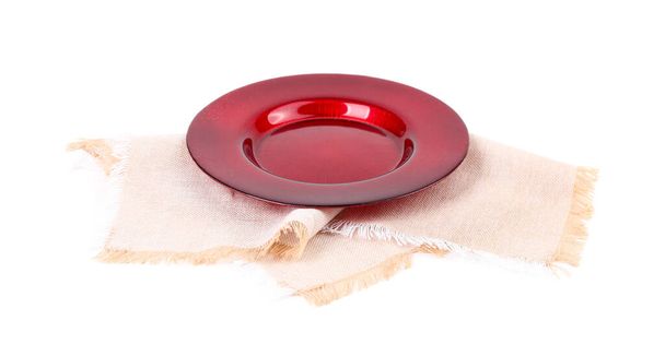 Assiette rouge avec serviette sur fond blanc - Photo, image