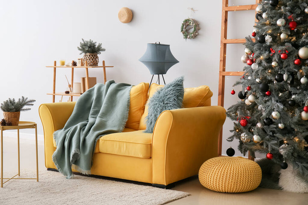 Interior del salón con sofá amarillo y árbol de Navidad - Foto, Imagen