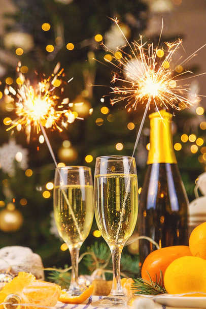 Champagner auf dem Weihnachtstisch. Selektiver Fokus. Urlaub. - Foto, Bild