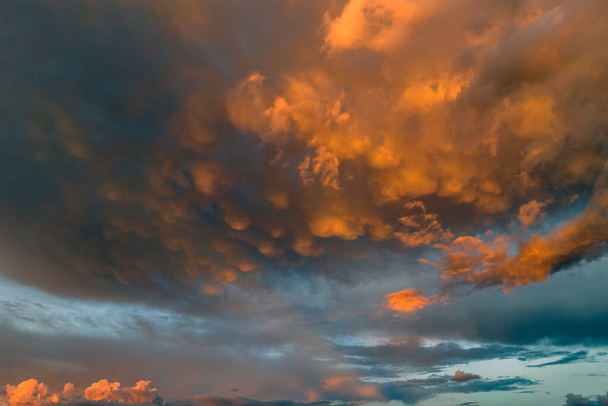 Кучевые облака формируются перед грозой в вечернем небе. Изменение штормовой облачности на закате. - Фото, изображение