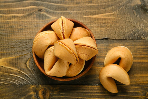 Bol de biscuits de fortune sur fond en bois - Photo, image