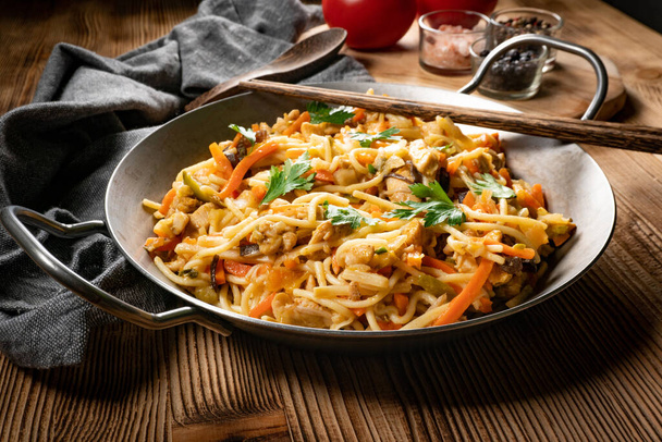 Fried noodles with chicken and vegetables. Chicken chow mein. - Foto, Imagen