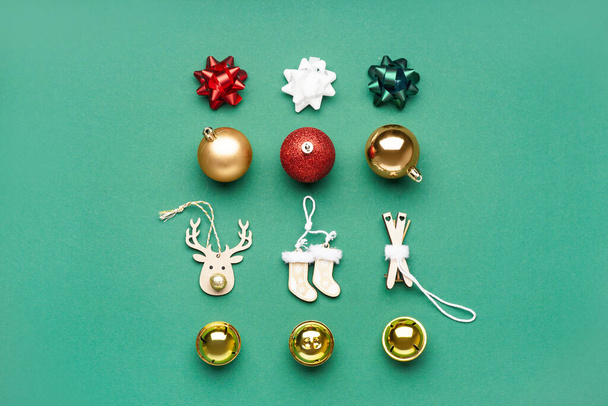 Christmas toys with bows on green background - Φωτογραφία, εικόνα